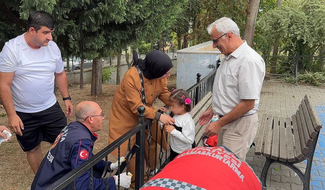 Başı korkuluk demirlerinin arasına sıkışan çocuk kurtarıldı
