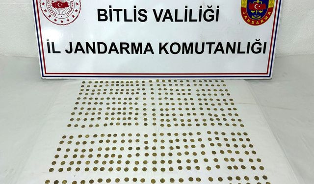Bitlis'te durdurulan otomobilde Roma dönemine ait 500 sikke ele geçirildi