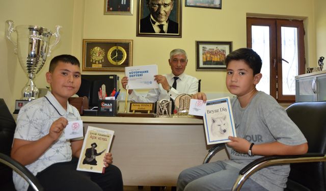 Bu mahallede kitap okuyan çocuklar ücretsiz saç tıraşı olabiliyor