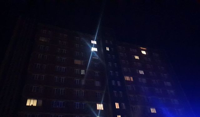 Çatıya çıkan komşlarının kızını kurtarmak isteyen 2 kişi yaralandı