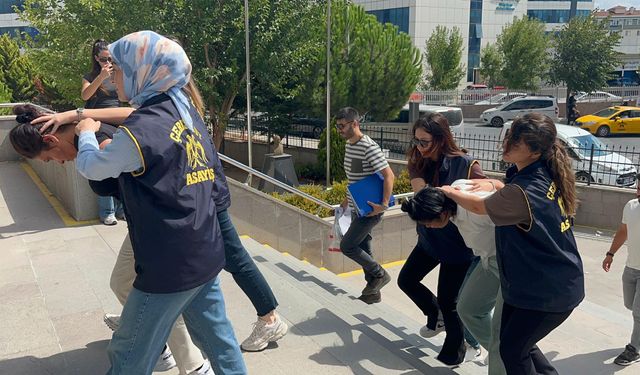 Dikkat çekmemek için şık giyinip, şapka ve gözlük takan hırsızlık şüphelisi 3 kadın yakalandı / Ek fotoğraflar