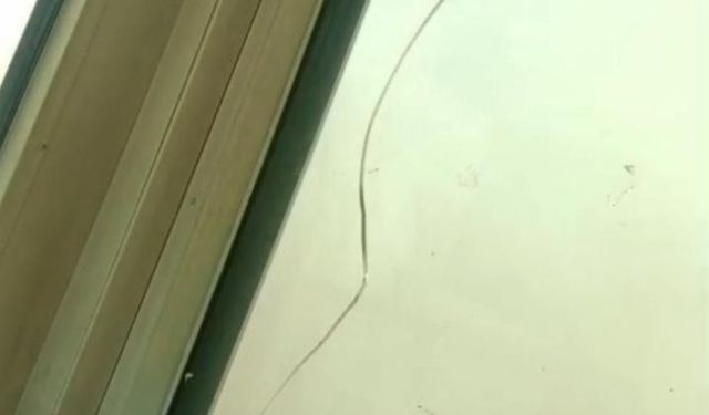 Diyarbakır'da depremde hasar gören eski emniyet binasının yıkımı yapıldı