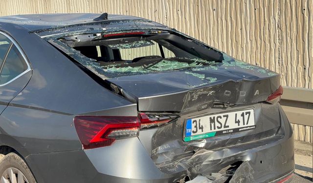 Emniyet şeridindeki otomobile çarpan motosikletin sürücüsü yaralandı