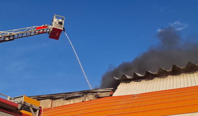 Erzurum'da boya üretim tesislerinde yangın