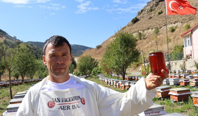 Erzurumlu arıcıdan okuma-yazma farkındalığına tatlı dokunuş