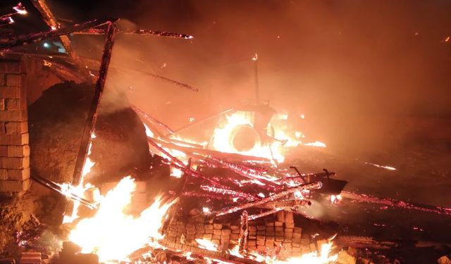 Garajda çıkan yangında otomobil ve traktör kullanılamaz hale geldi