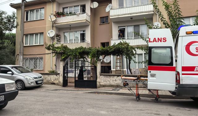 Haber alamayınca balkondan evine girdikleri komşularını ölü buldular