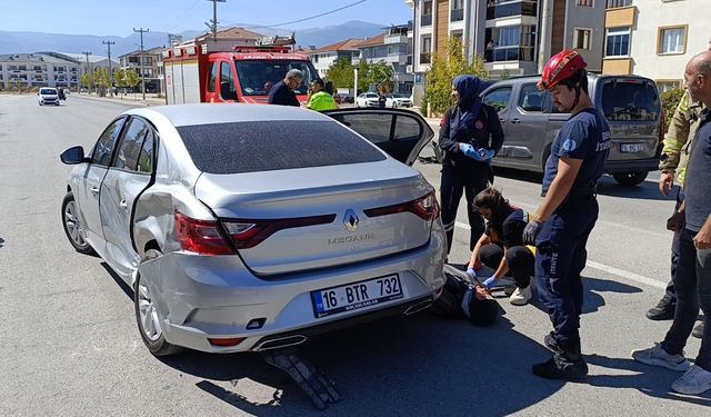 Hafif ticari araç, otomobile çarptı; 4 yaralı