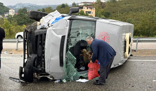 Hasta nakil aracı, kayganlaşan yolda yan yattı; 1 yaralı