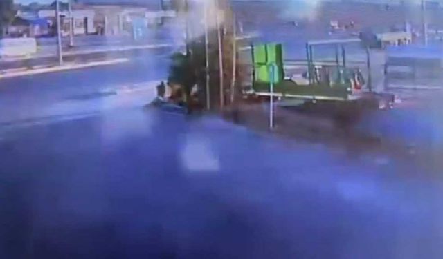 Işıkta bekleyen TIR'a çarpan otomobilin sürücüsü yaralandı, annesi öldü (2)