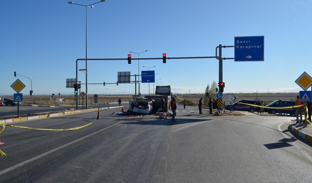 Işıkta bekleyen TIR'a çarpan otomobilin sürücüsü yaralandı, annesi öldü