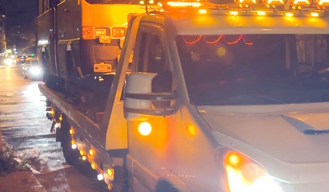 İstanbul- Avcılar'da çekiciden düşen minibüs yolda devrildi
