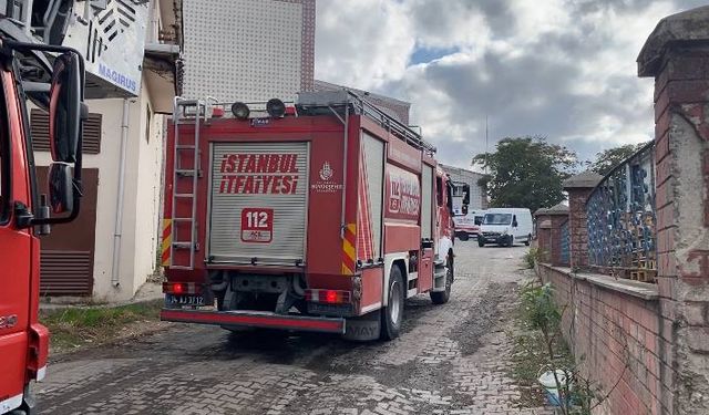 İstanbul - Başakşehir'de fabrika bahçesindeki müştemilatta çıkan yangın söndürüldü