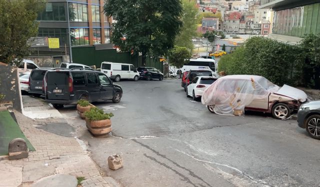 İstanbul - Beyoğlu'nda cip sürücüsünün çarptığı yaya iki araç arasında sıkıştı; o anlar kamerada