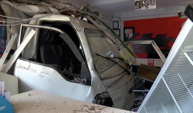 İstanbul- Üsküdar'da kamyonet iş yerine girdi
