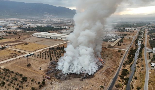 İzmir'de çöp transfer merkezinde yangın; alevler 5 saatte kontrol altında