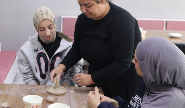 Kadınlar kil atölyesinde hem stres attı hem hobi edindi