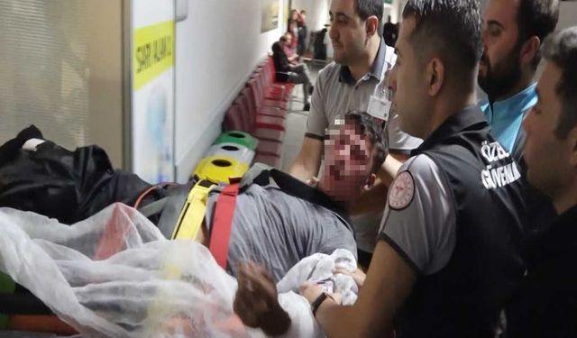 Kavgada birbirini bıçaklayan 2 kişi yaralandı