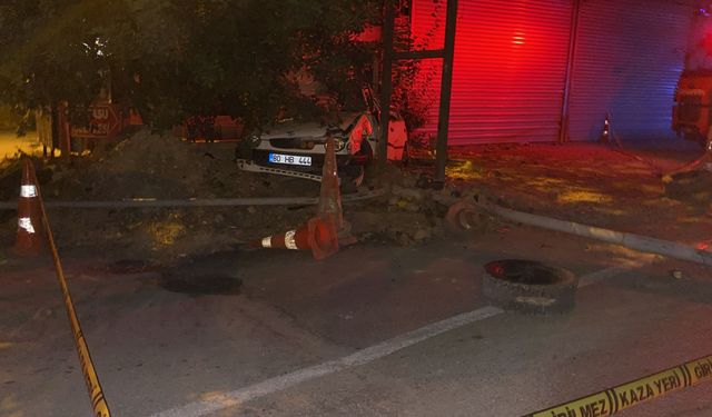 Kavşakta direğe çarpan otomobilin sürücüsü öldü