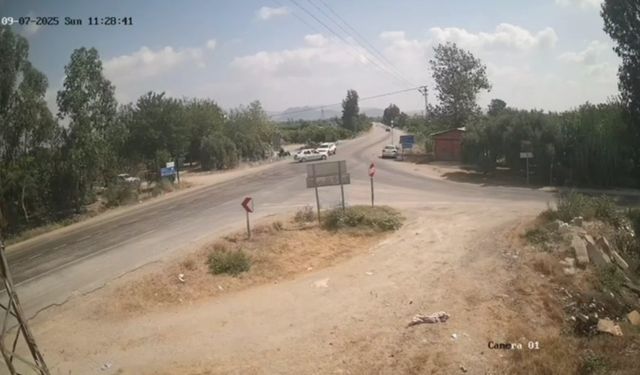 Kavşakta otomobillerin çarpıştığı kaza kamerada; biri bebek 4 yaralı