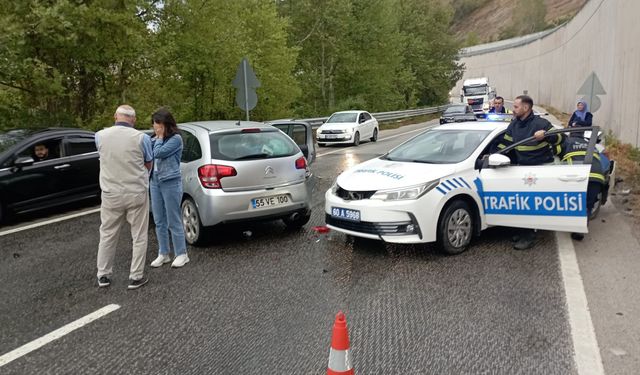 Kazaya müdahale eden polislerin aracına otomobil çarptı; 2'si polis 8 yaralı