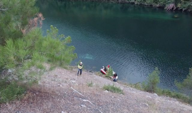 Kızılırmak'a uçan otomobildeki anne- oğul öldü, baba kurtarıldı