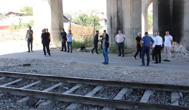 Malatya'da yük treninin çarptığı yaya ağır yaralandı