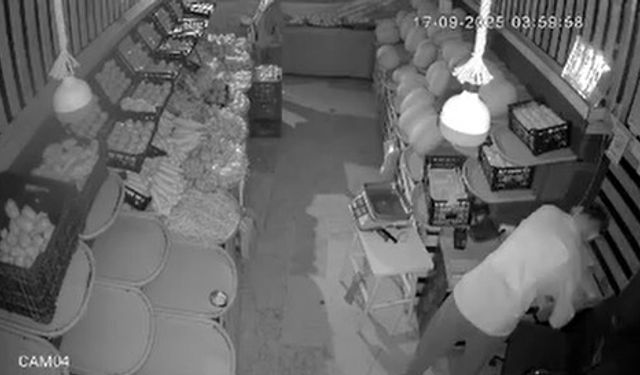 Manavda 2 saat arayla hırsızlık; para bulamayınca meyve çaldılar