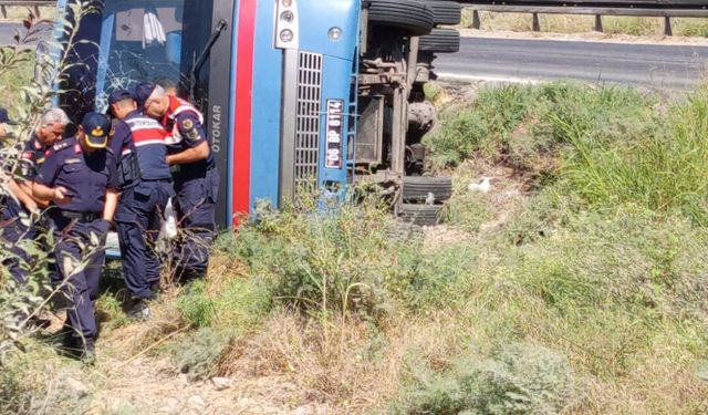 Mersin'de cezaevi ring aracı devrildi: 5'i mahkum 12 yaralı