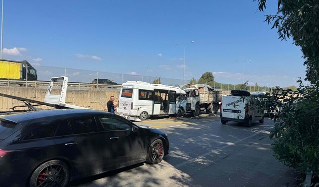 Minibüs ile kamyon kafa kafaya çarpıştı: 2 yaralı