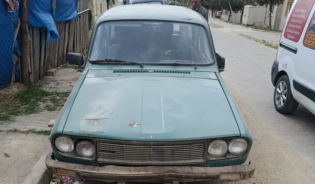Motosiklet, otomobile çarpıp başka aracın üzerine düştü; 1 yaralı