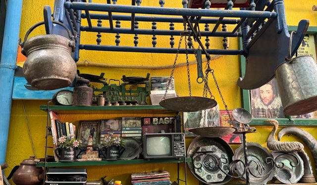 Müzeyi andıran çay ocağına gelenler, geçmişe yolculuk yapıyor