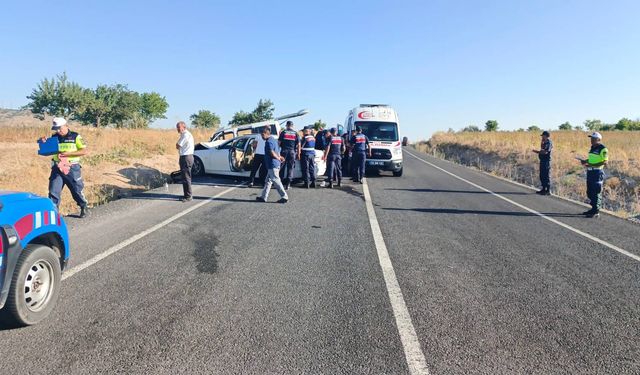 Nevşehir'de otomobil ile hafif ticari araç çarpıştı: 14 yaralı