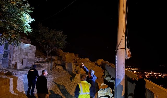 Nevşehir'in simge noktalarından Kadıkalesi'nden kaya parçası düştü; 3 ev tahliye edildi