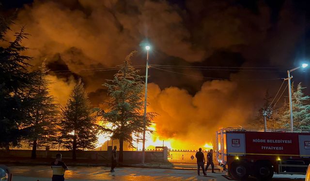 Niğde OSB'de plastik ambalaj fabrikasında yangın