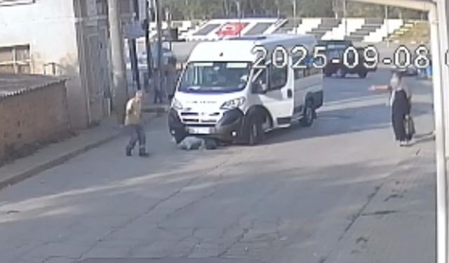 Okul yolunda servis minibüsünün çarptığı anne- oğul yaralandı; kaza kamerada