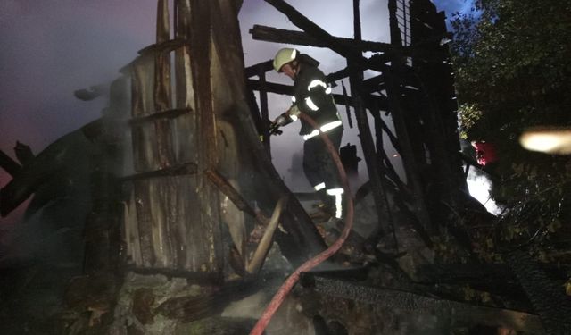 Ordu'da 2 katlı ahşap ev yandı