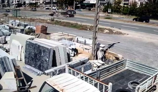 Otomobil, elektrikli motosiklete çarptı; anne öldü, kızı ağır yaralandı