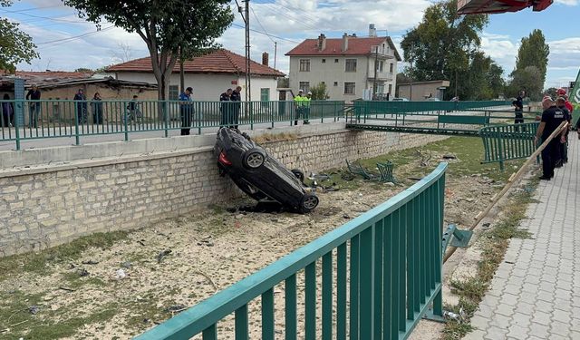 Otomobil, sulama kanalına uçtu; 1 ölü, 1 yaralı