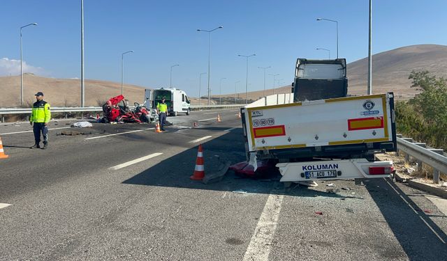 Otomobil, TIR'a arkadan çarptı: 2 ölü, 3 yaralı