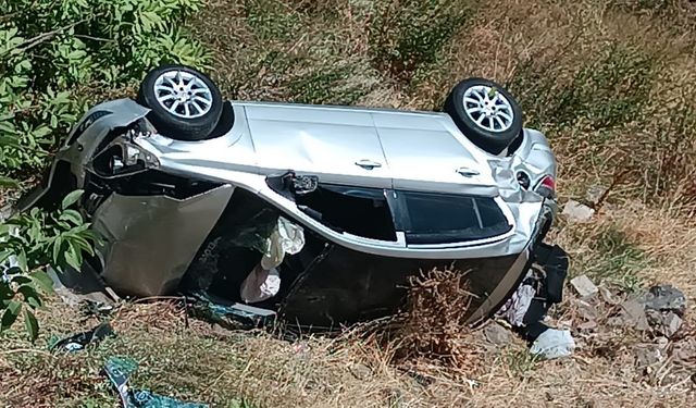 Otomobil uçuruma yuvarlandı: 2 yaralı