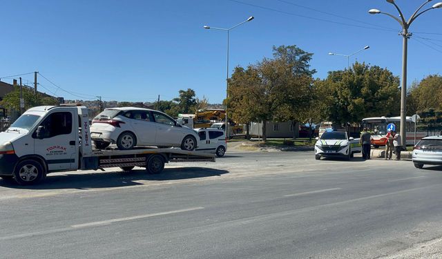 Otomobile çarpan motosikletin sürücüsü ağır yaralandı; kaza kamerada