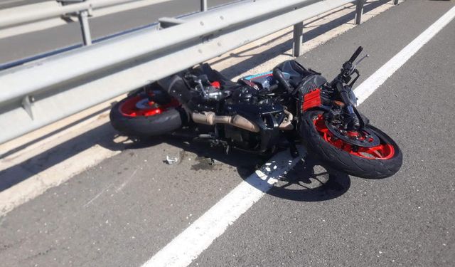 Otomobilin çarptığı motosikletin sürücüsü ağır yaralandı