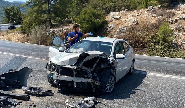 Otomobiller çarpıştı: 8 yaralı