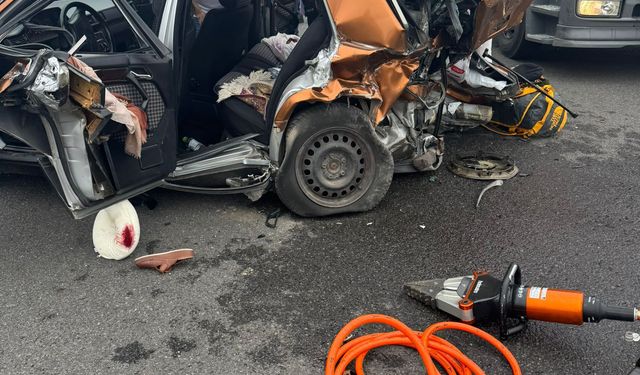 Otomobiller çarpıştı; iş insanı ve eşi öldü, 1'i ağır 3 yaralı