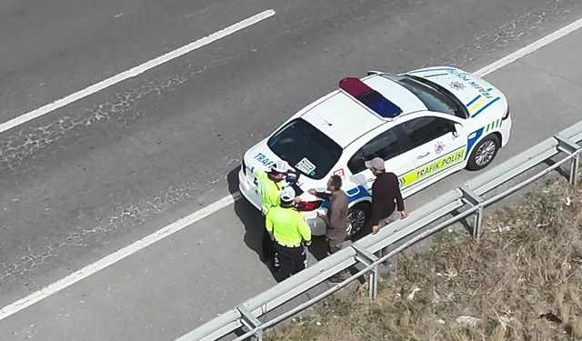 Polisi görünce arıza yaptığı gerekçesiyle aracını emniyet şeridine çekti, ehliyetsiz çıktı