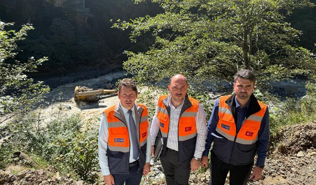 Rize'de sel mesaisi; yolu kapanan yayladaki hasta helikopterle hastaneye ulaştırıldı