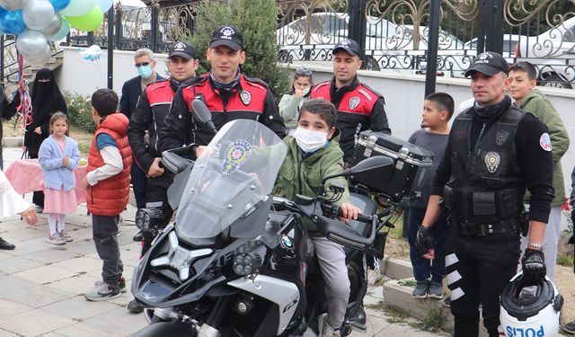 Sağlığına kavuşan Talha Sıraç, polis ağabeyleriyle buluşup motosiklete bindi, balon uçurdu