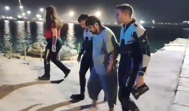 Sakarya- Teknesi alabora olan balıkçıyı Sahil Güvenlik ekibi kurtardı /Video eklendi