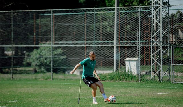 Sakaryaspor'da Caner Erkin ve Burak Altıparmak kadro dışı bırakıldı